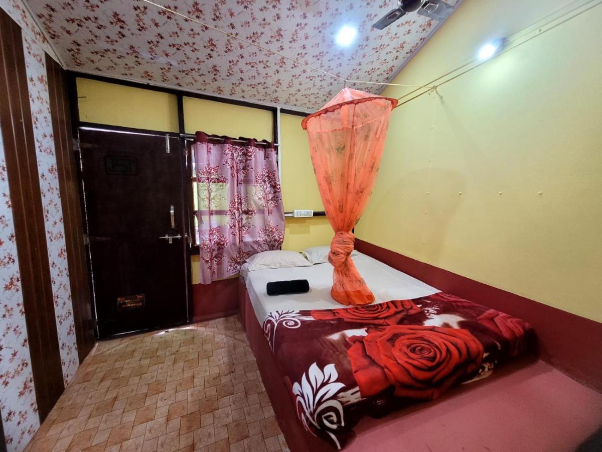 Om D S Cafe 51 & Beach Stay Gokarna  Bagian luar foto