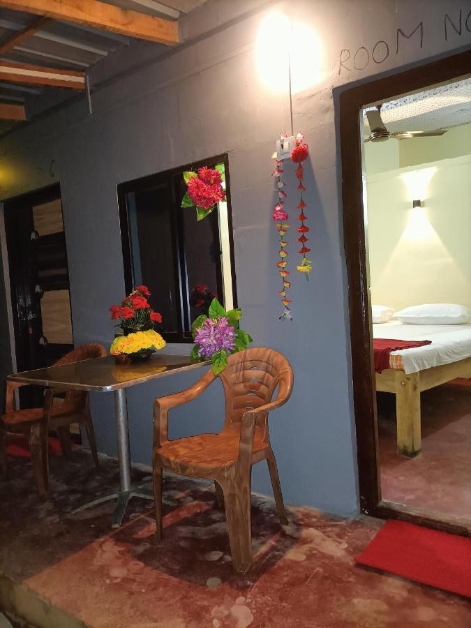 Om D S Cafe 51 & Beach Stay Gokarna  Bagian luar foto
