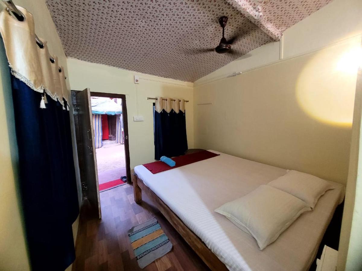 Om D S Cafe 51 & Beach Stay Gokarna  Bagian luar foto
